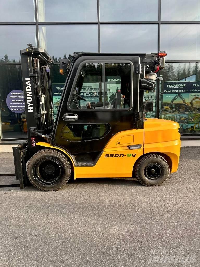 Hyundai 35DN-9V Diesel Stapler