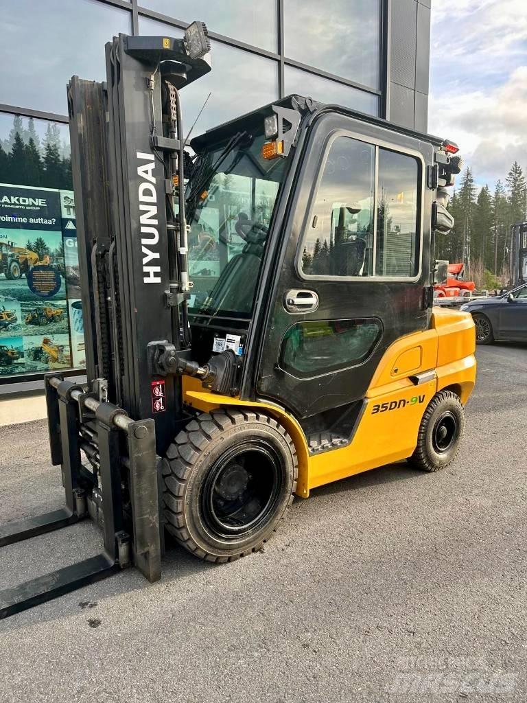 Hyundai 35DN-9V Diesel Stapler