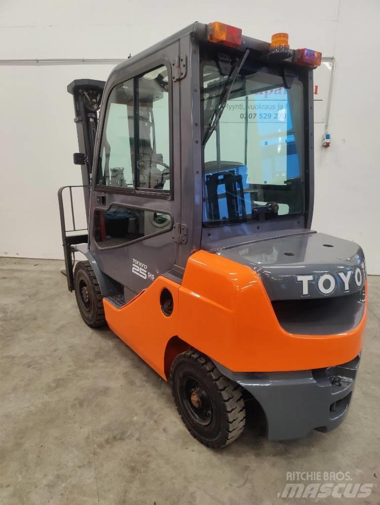 Toyota 02-8 FDF25 Diesel Stapler