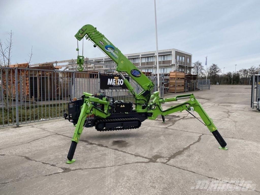 Unic URW 295 All-Terrain-Krane