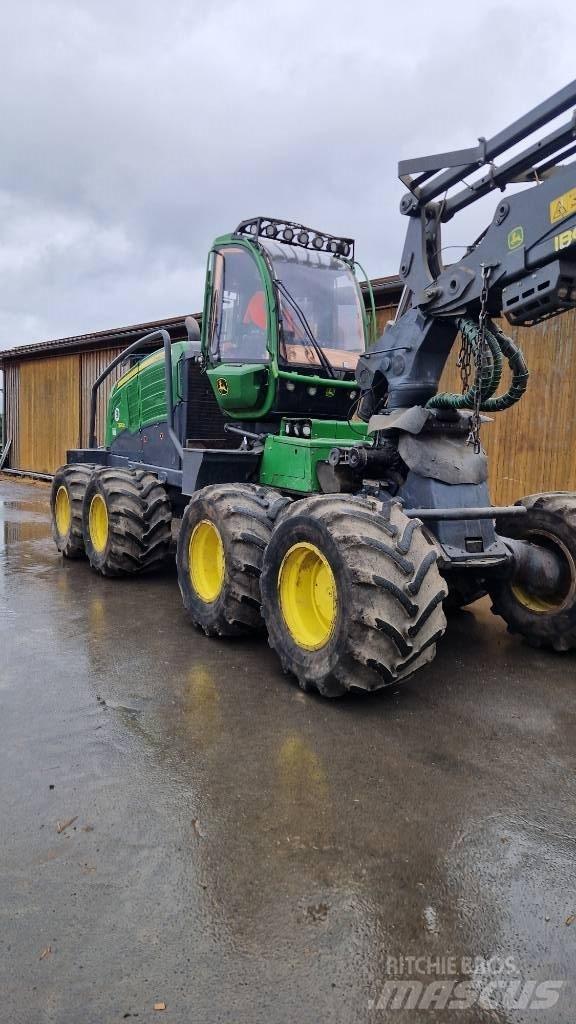 John Deere 1270 G Harvester