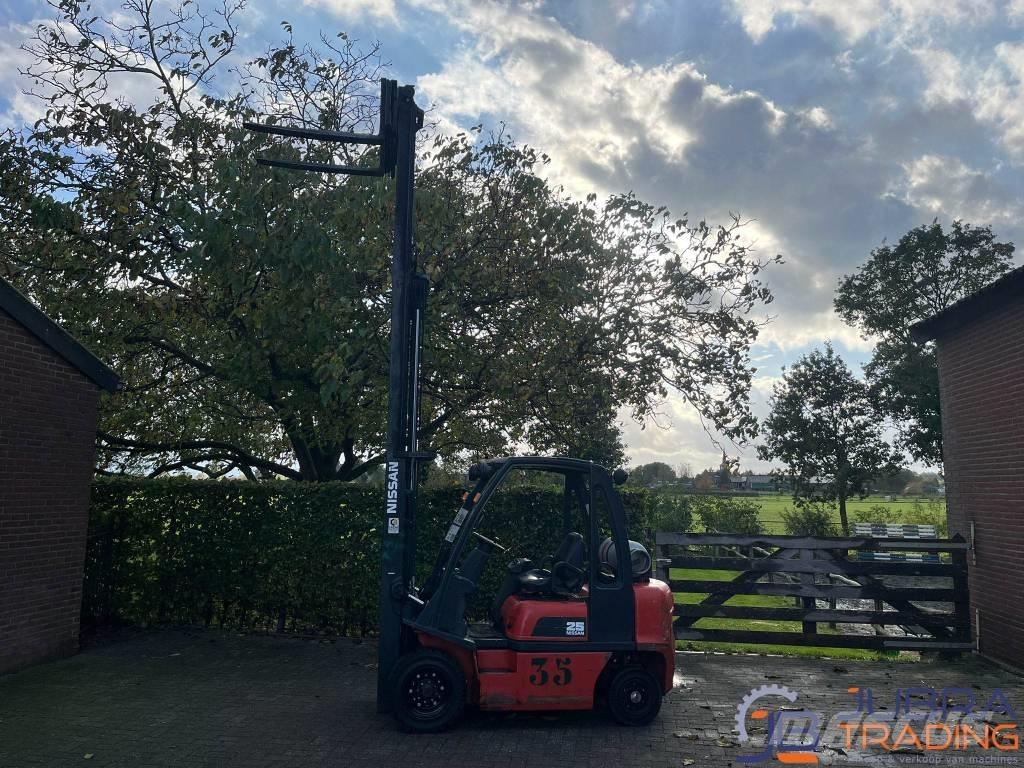 Nissan UD02A25PQ Gas Stapler