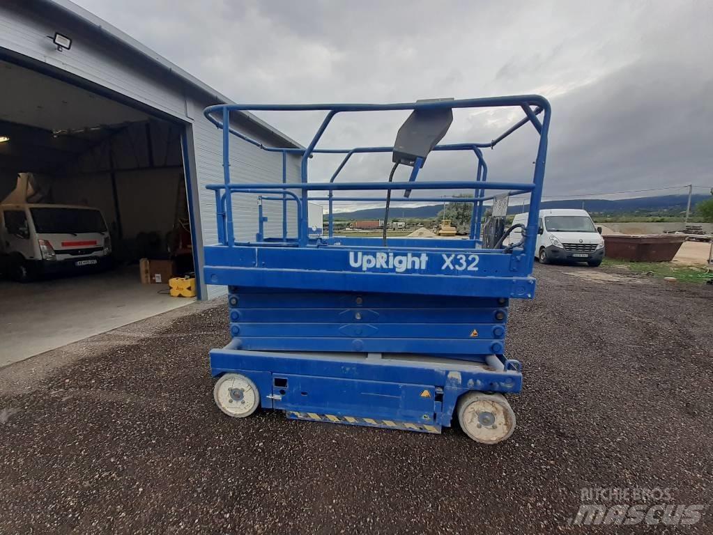 UpRight X 32 Scheren-Arbeitsbühnen