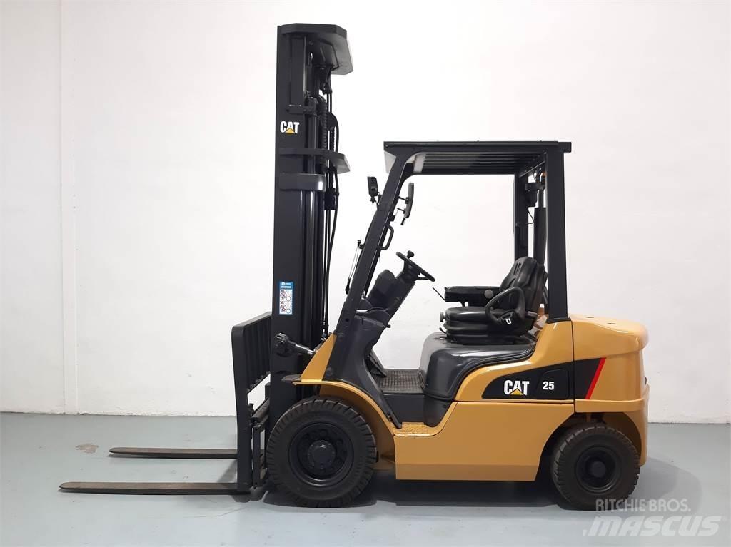CAT DP25NT Diesel Stapler