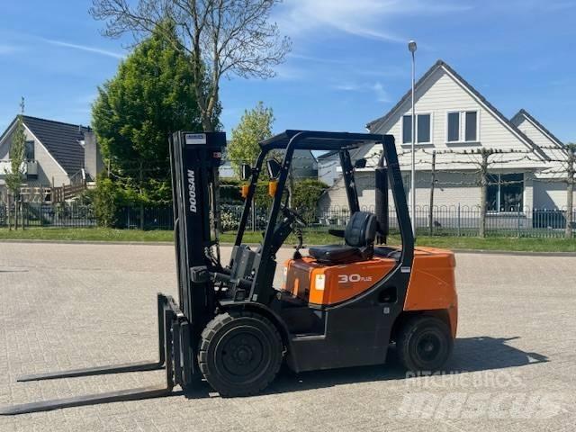 Doosan D30 Plus Diesel Stapler