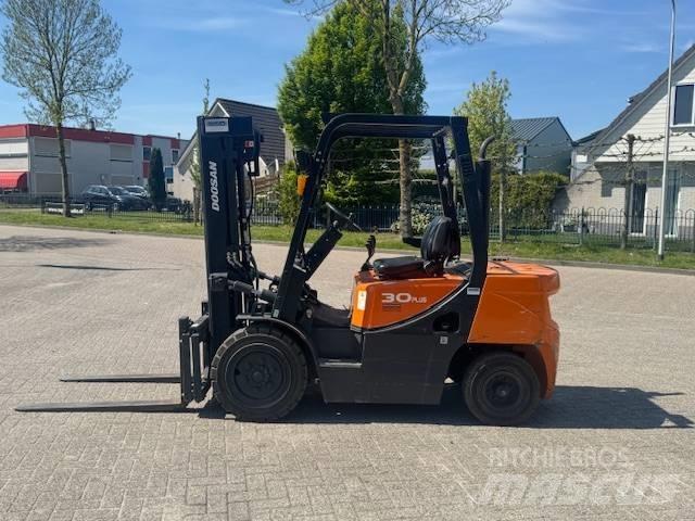 Doosan D30 Plus Diesel Stapler