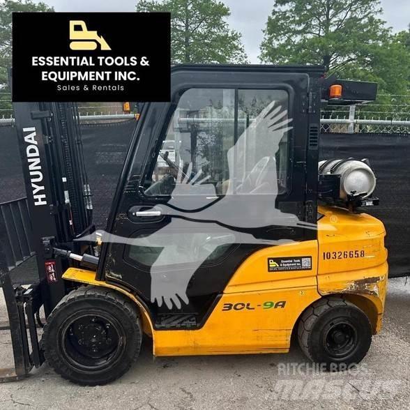 Hyundai 30L-9A Diesel Stapler