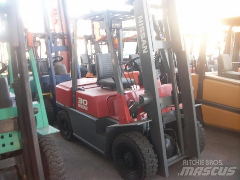 Nissan UGJ02M30 Gas Stapler