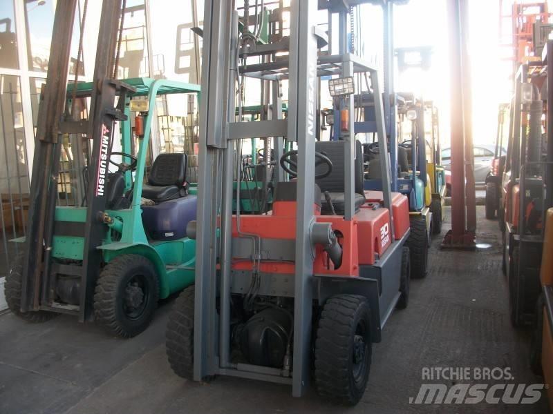 Nissan UGJ02M30 Gas Stapler