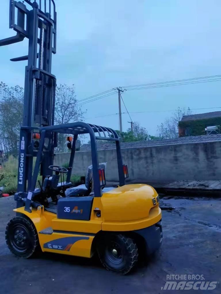 LiuGong CPC 35 Diesel Stapler