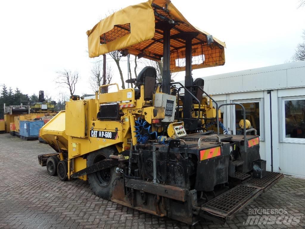 CAT AP 600 Strassenfertiger