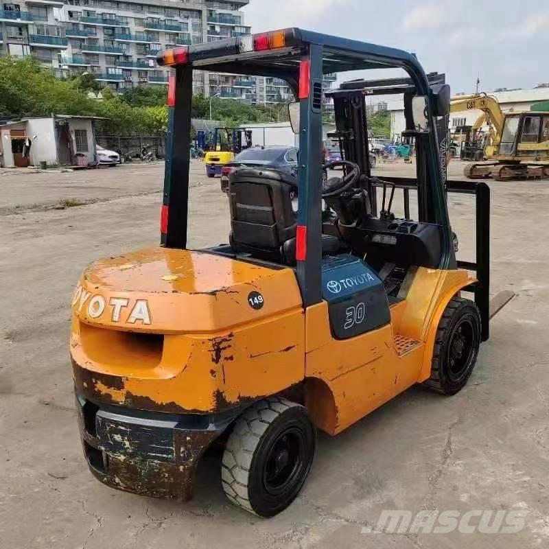 Toyota FD 30 Diesel Stapler