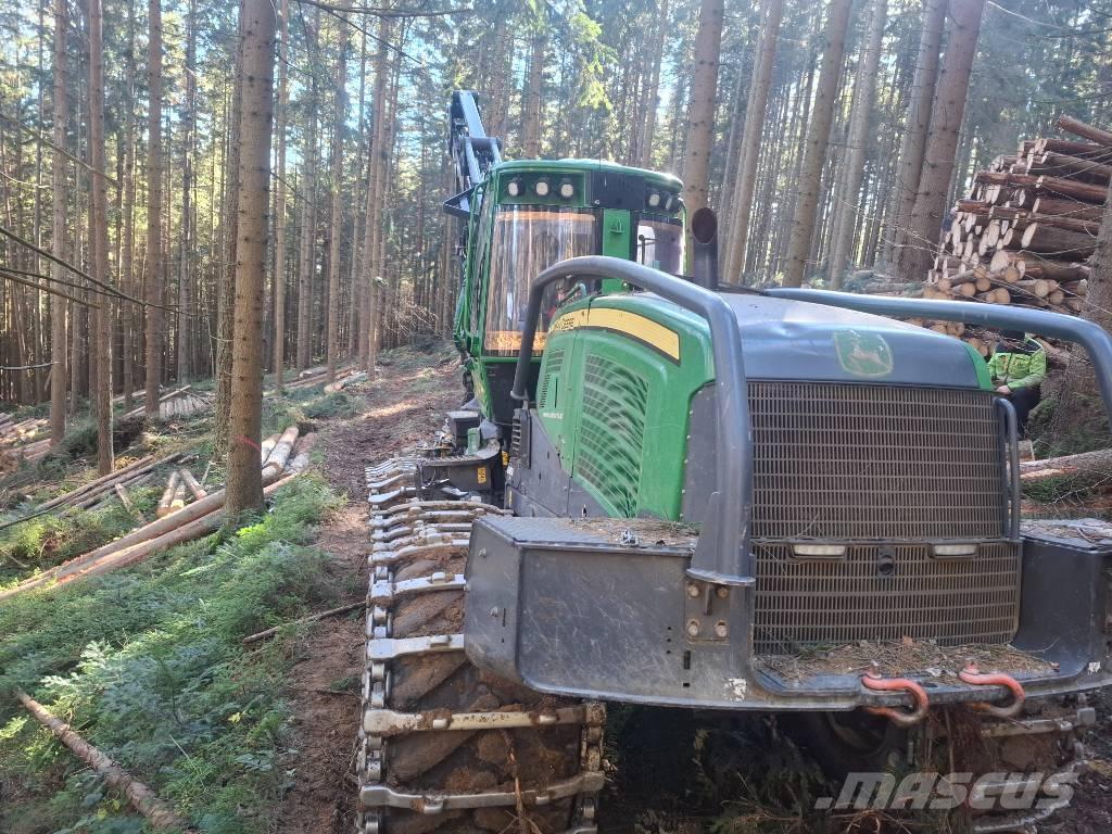 John Deere 1170G Harvester