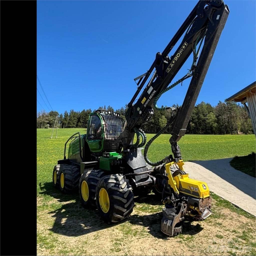 John Deere 1270 G Harvester