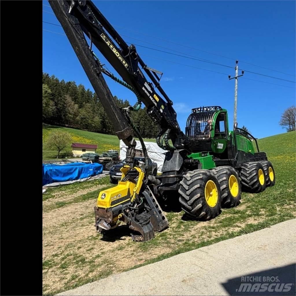 John Deere 1270 G Harvester