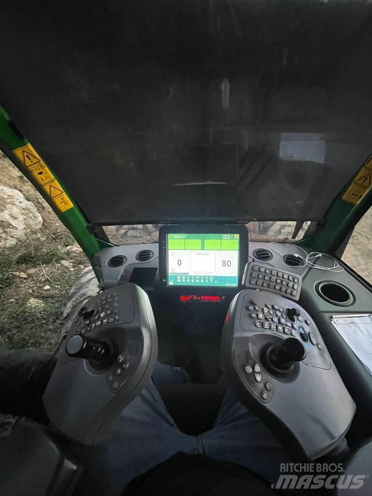 John Deere 1270 G Harvester