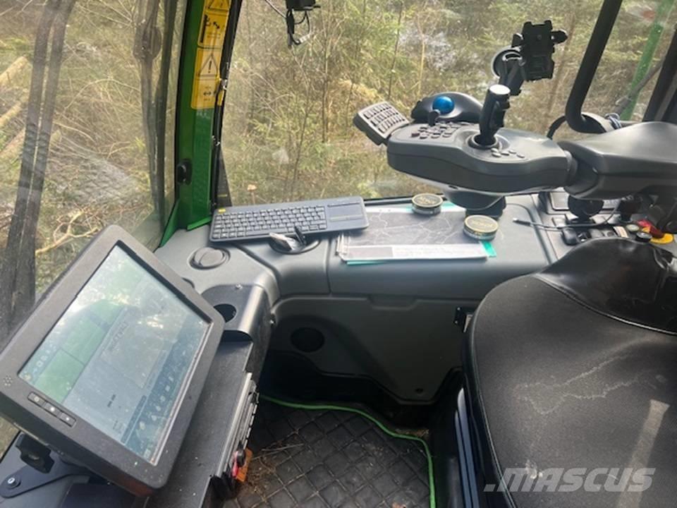 John Deere 1170 G Harvester