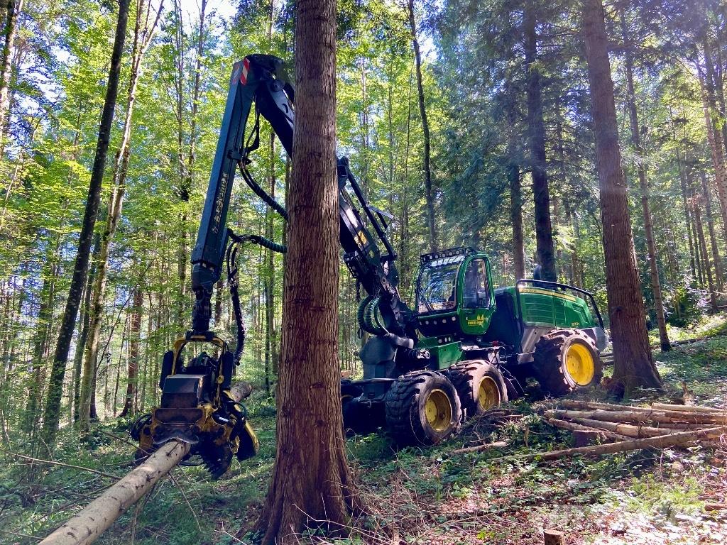 John Deere 1270 G Harvester