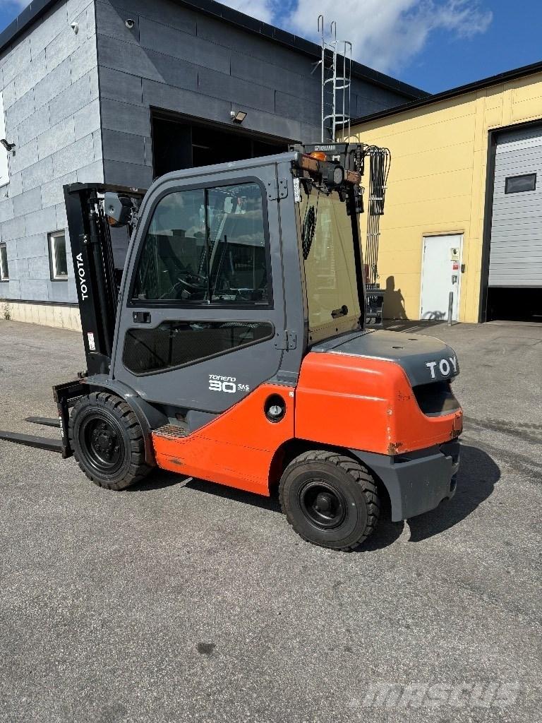 Toyota 02-8FDF30 Diesel Stapler