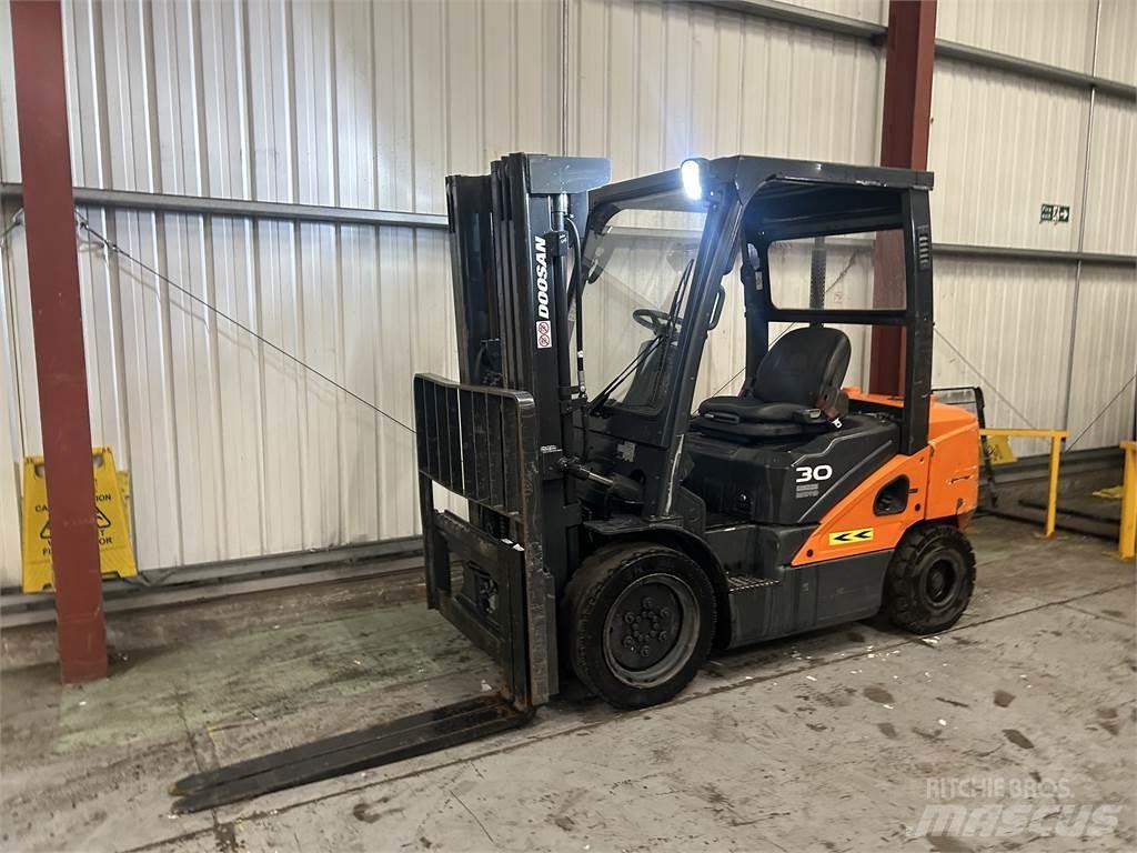 Doosan D30S-5 Diesel Stapler