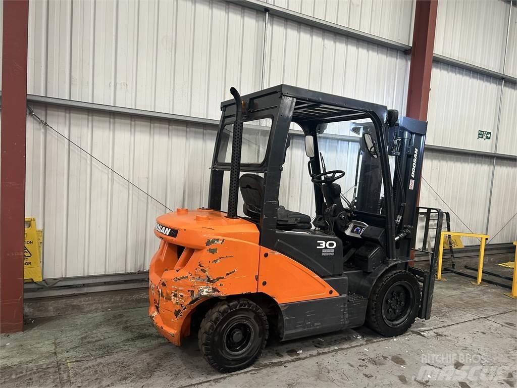 Doosan D30S-5 Diesel Stapler