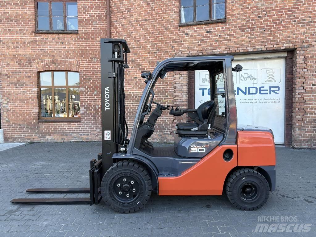 Toyota 06-8FDF30 Diesel Stapler