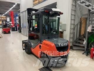 Toyota 02-8 FDJF 35 Diesel Stapler