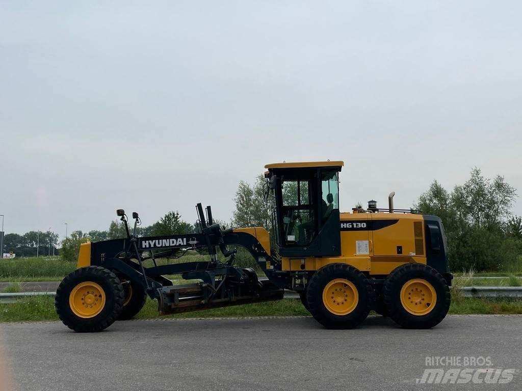 Hyundai HG130 Grader
