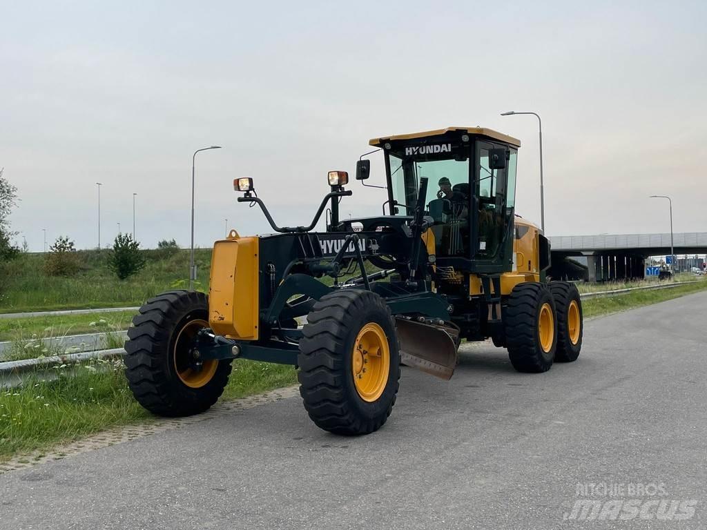 Hyundai HG130 Grader