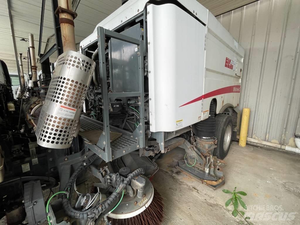 UD 3300 Kehrmaschine