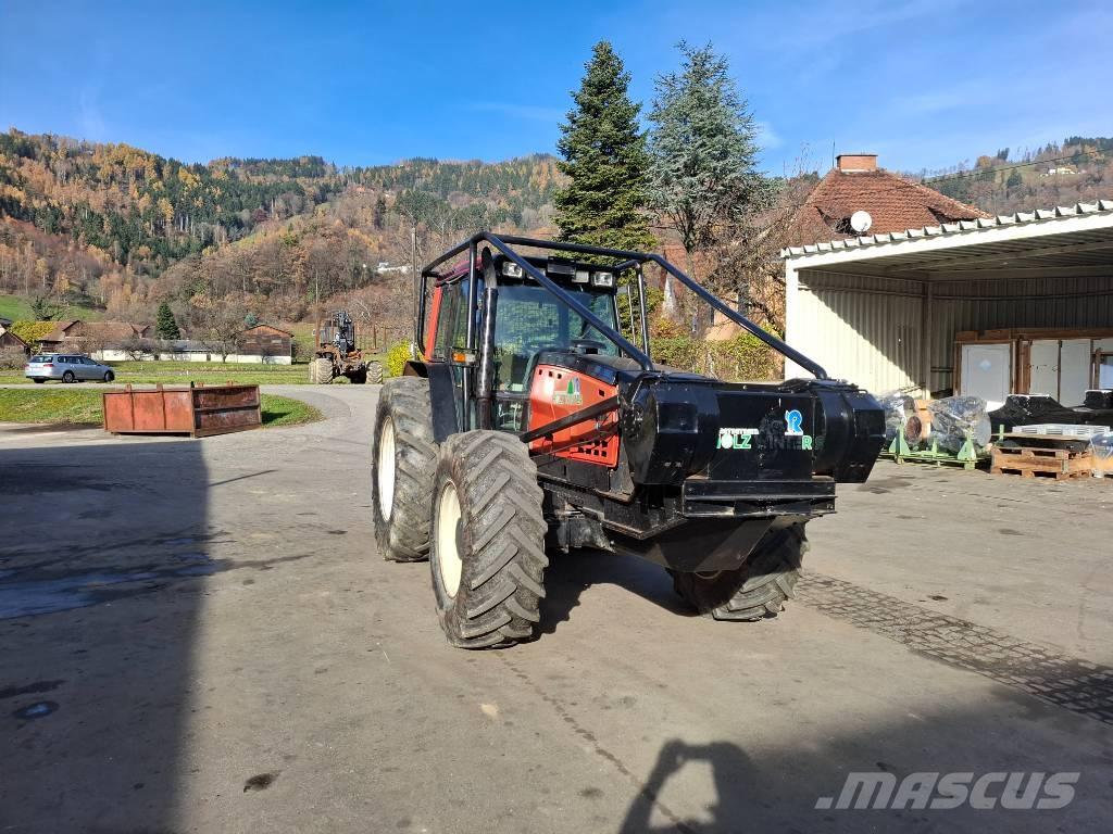 Valtra 8550 Forsttraktoren