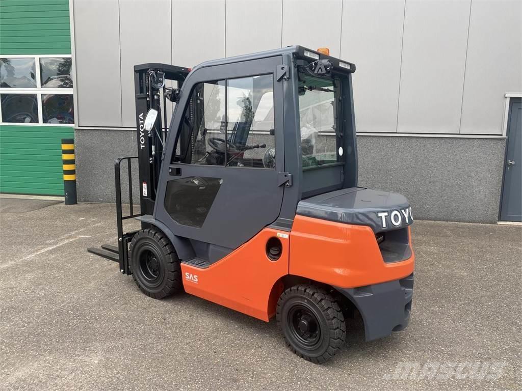 Toyota 52-8FDF25 Diesel Stapler