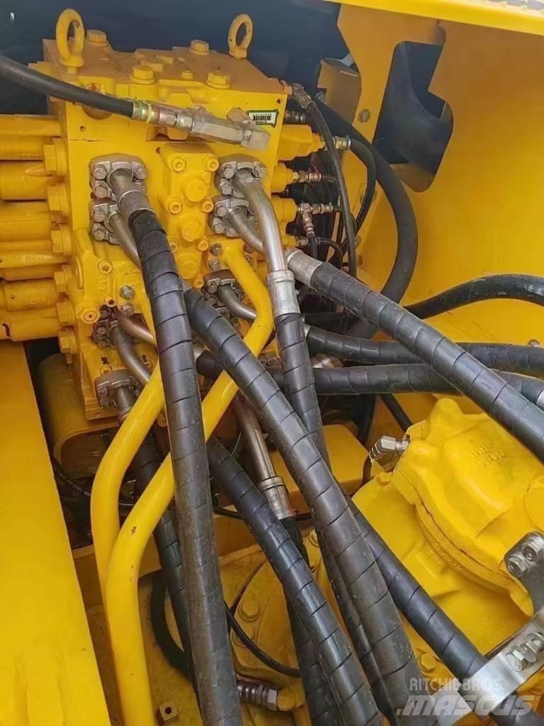 Komatsu 240LC-8 Raupenbagger