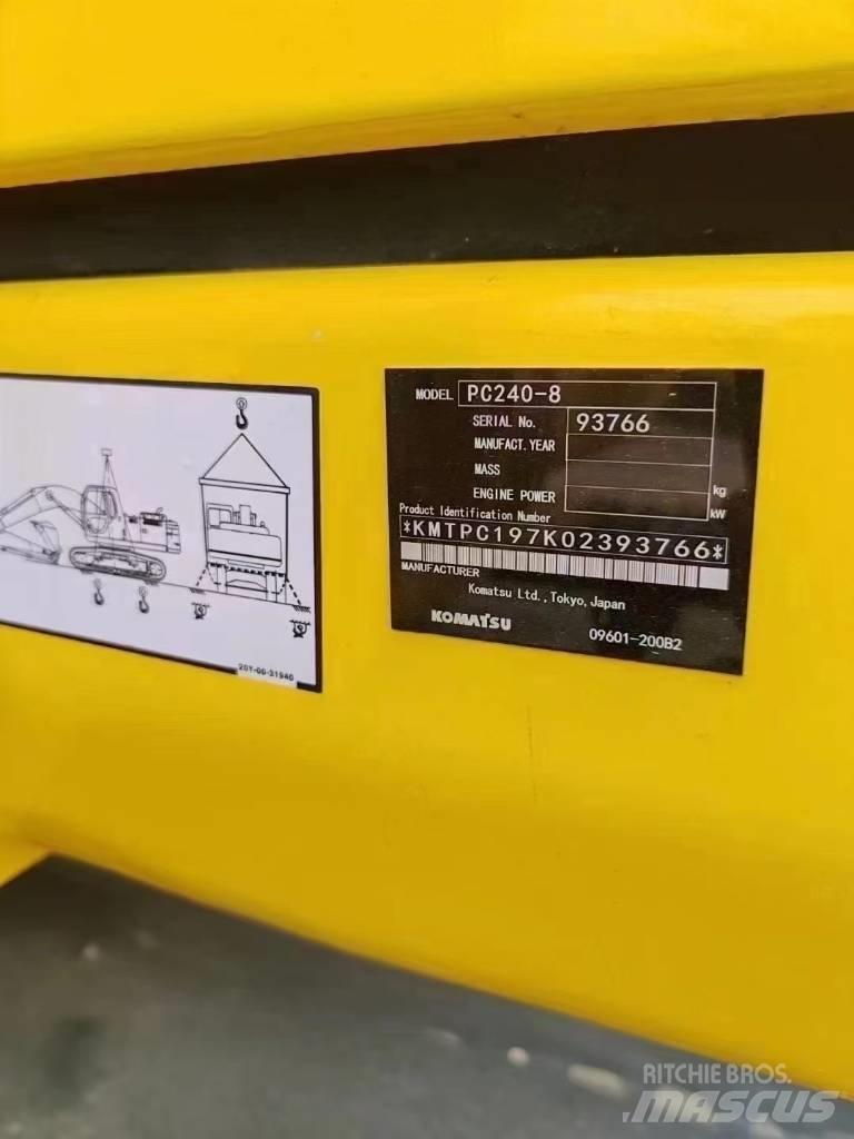 Komatsu 240LC-8 Raupenbagger