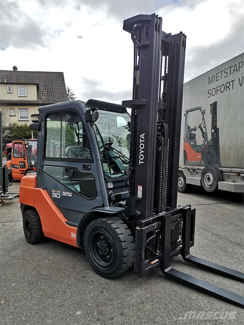 Toyota 02-8FDF30 Diesel Stapler