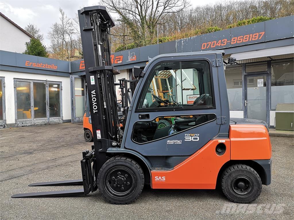 Toyota 02-8FDF30 Diesel Stapler