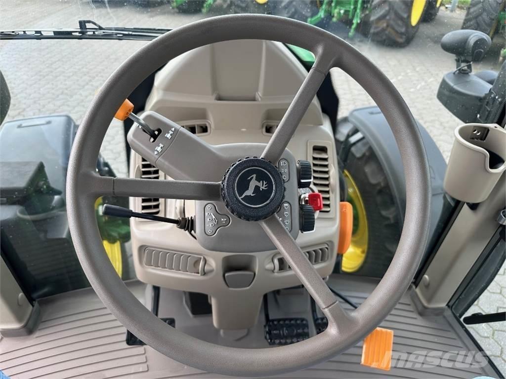 John Deere 6110 M Traktoren