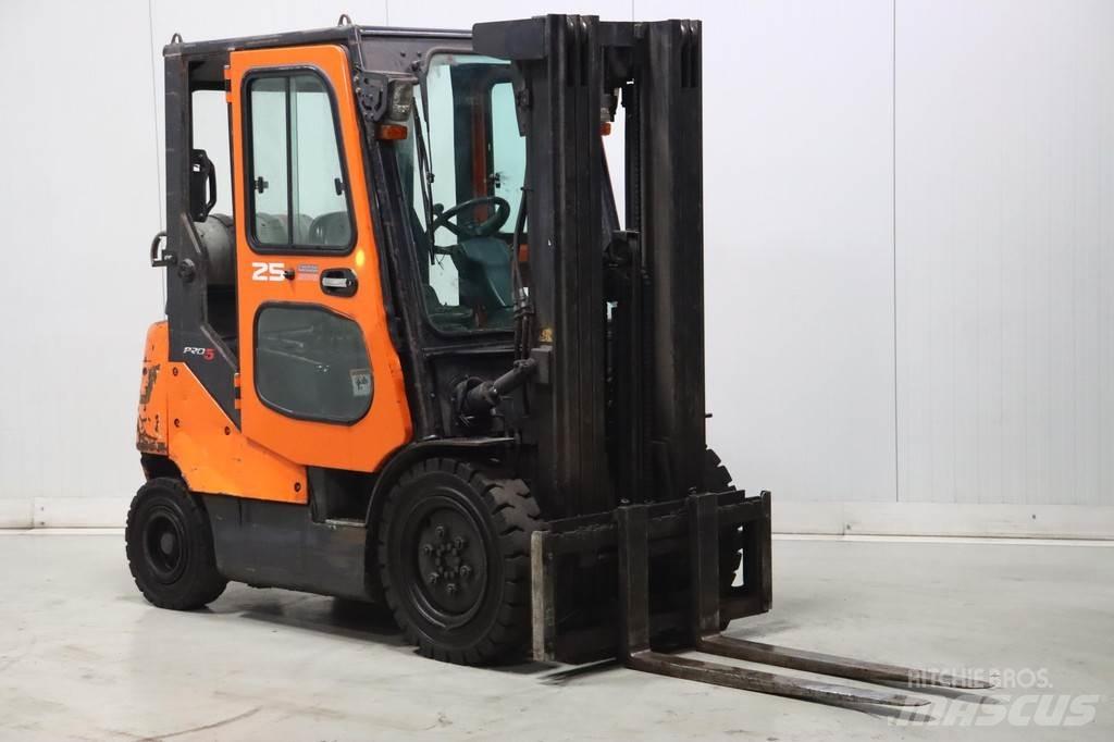 Doosan G25E-5 Gas Stapler