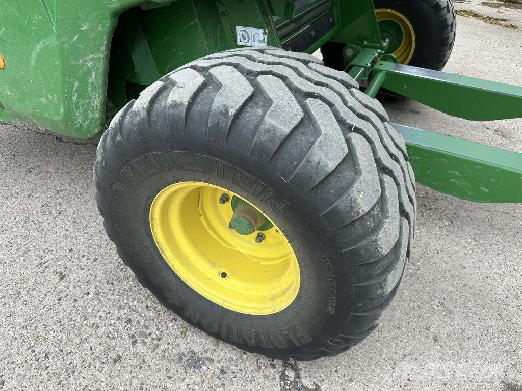 John Deere V461M Rundballenpressen