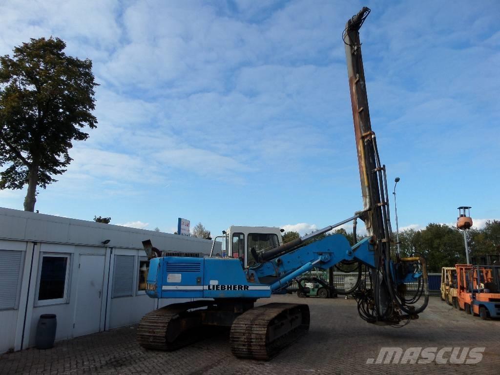 Liebherr R 902 Fahrzeug mit mobiler Bohranlage