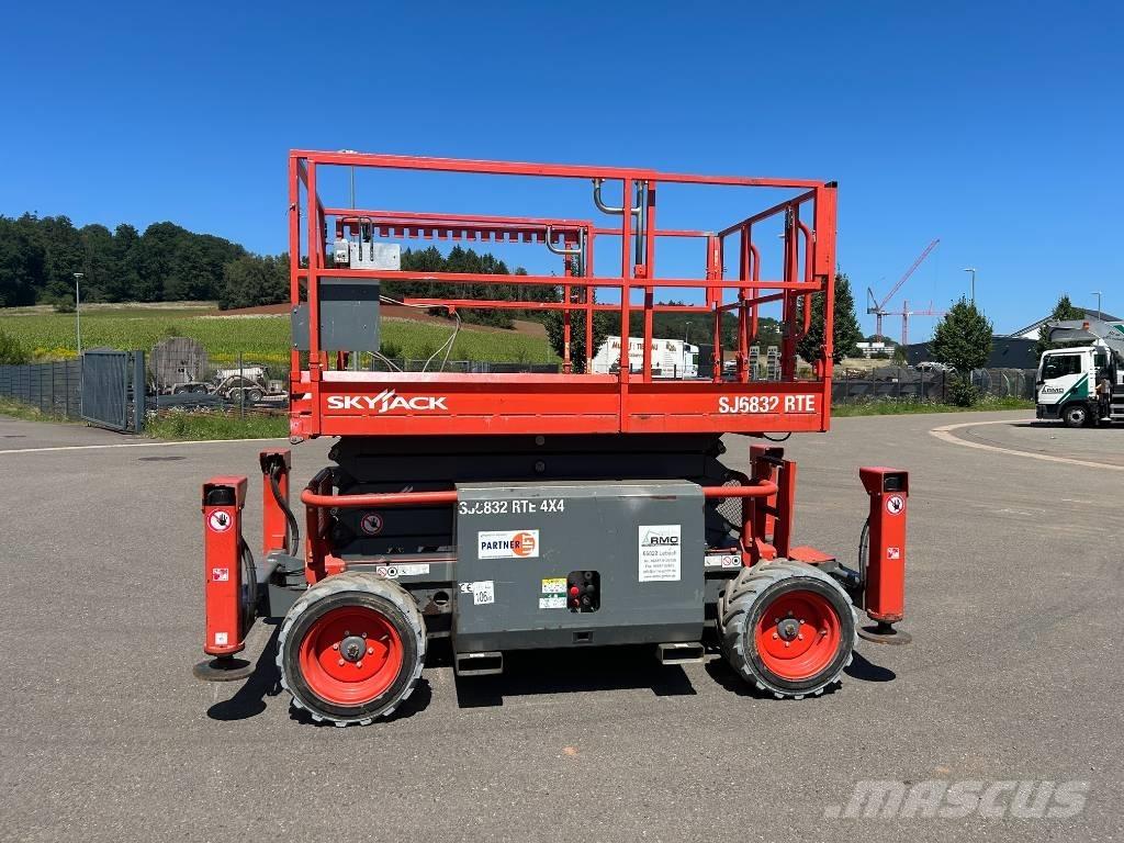SkyJack SJ 6832 RTE Scheren-Arbeitsbühnen