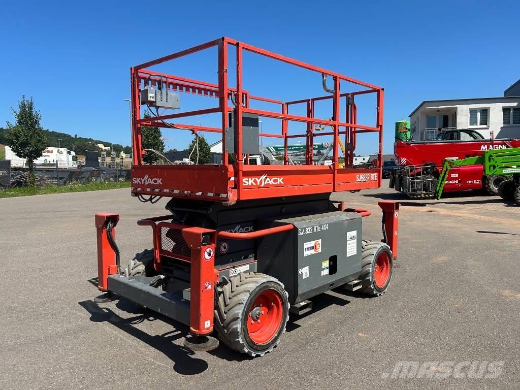SkyJack SJ 6832 RTE Scheren-Arbeitsbühnen