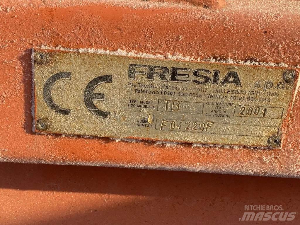  Fresia + Snow shovel Schneeschilde und -pflüge