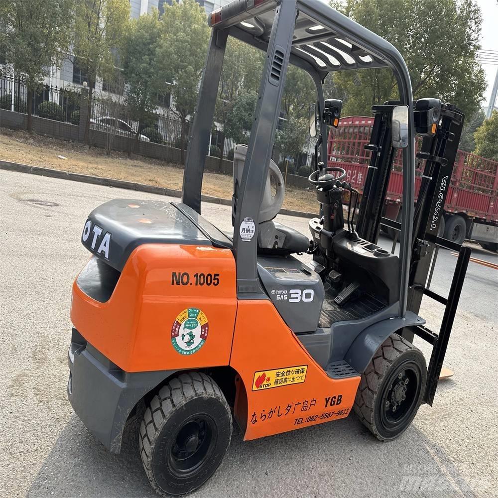 Toyota 8 FDK 30 Diesel Stapler
