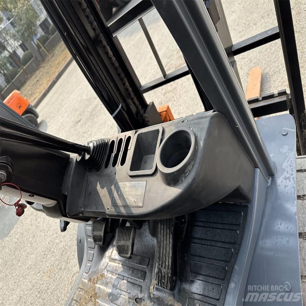 Toyota 8 FDK 30 Diesel Stapler