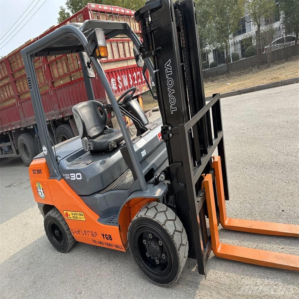 Toyota 8 FDK 30 Diesel Stapler