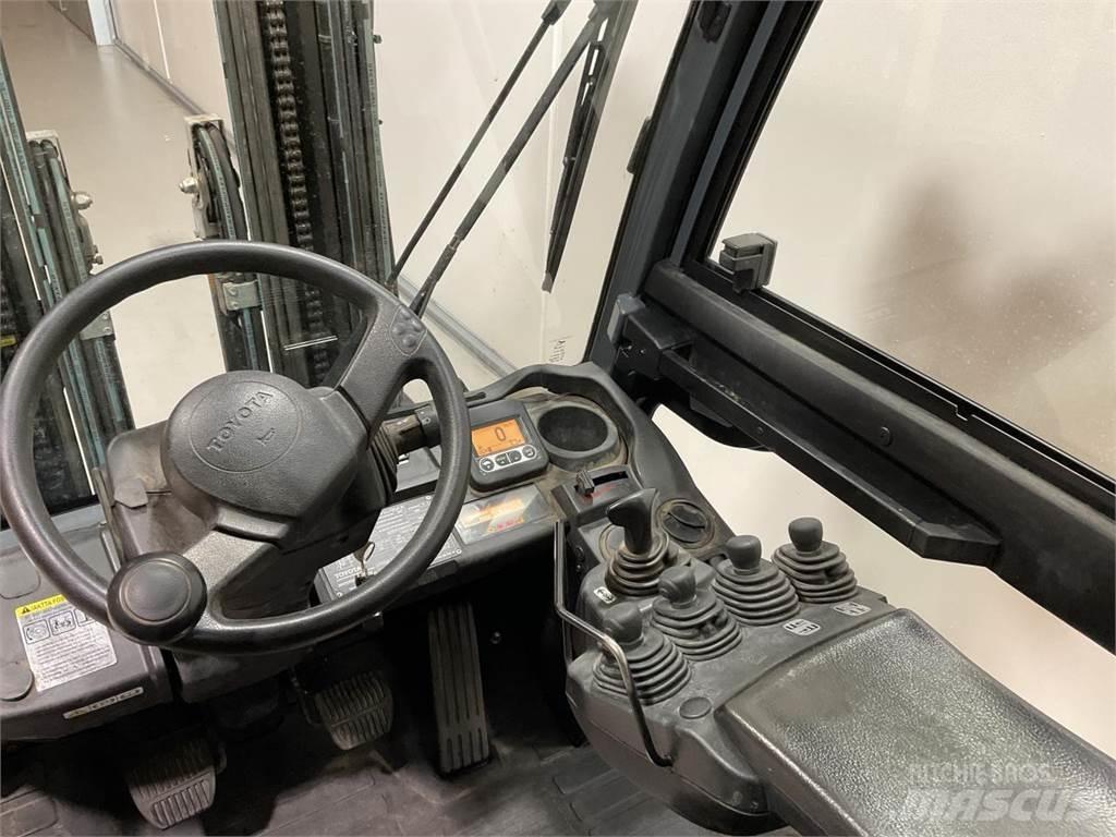 Toyota 52-8FDF30 Diesel Stapler