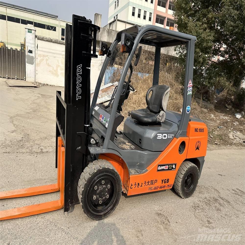 Toyota 8 FDK 30 Diesel Stapler