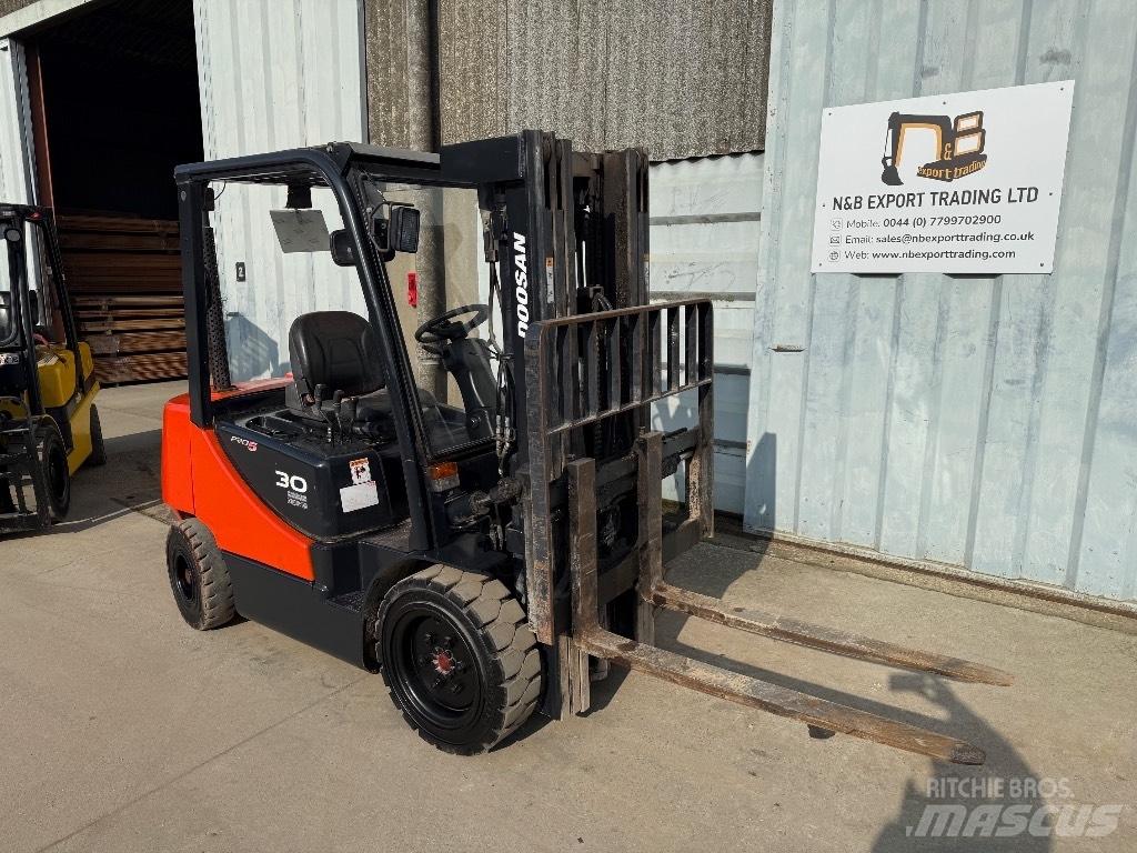 Doosan D 30 Diesel Stapler