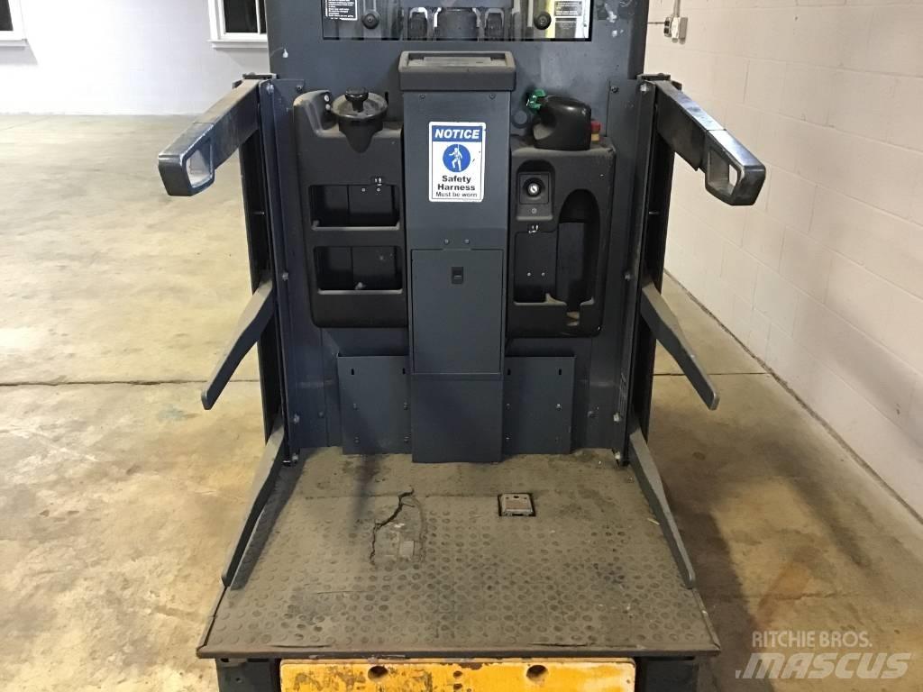 Jungheinrich EKS208 Mittelhub-Kommissionierer
